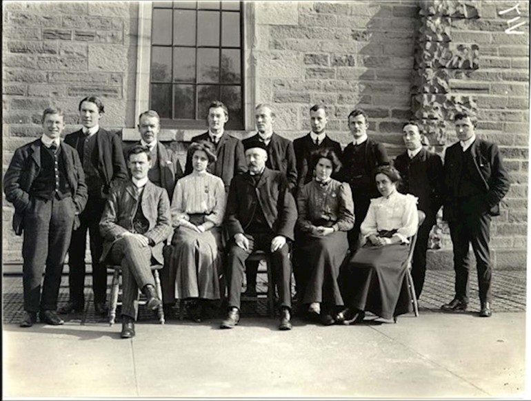 Historical photograph of the Advanced Botany Class at the University of Edinburgh, 1907-08, with Professor Isaac Bayley Balfour. The students are very smartly dressed.
